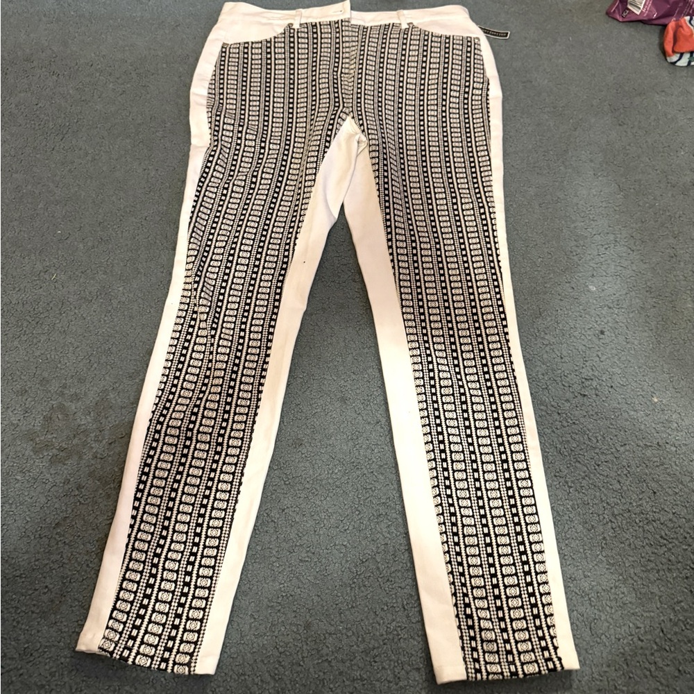 Pattern on front pants.